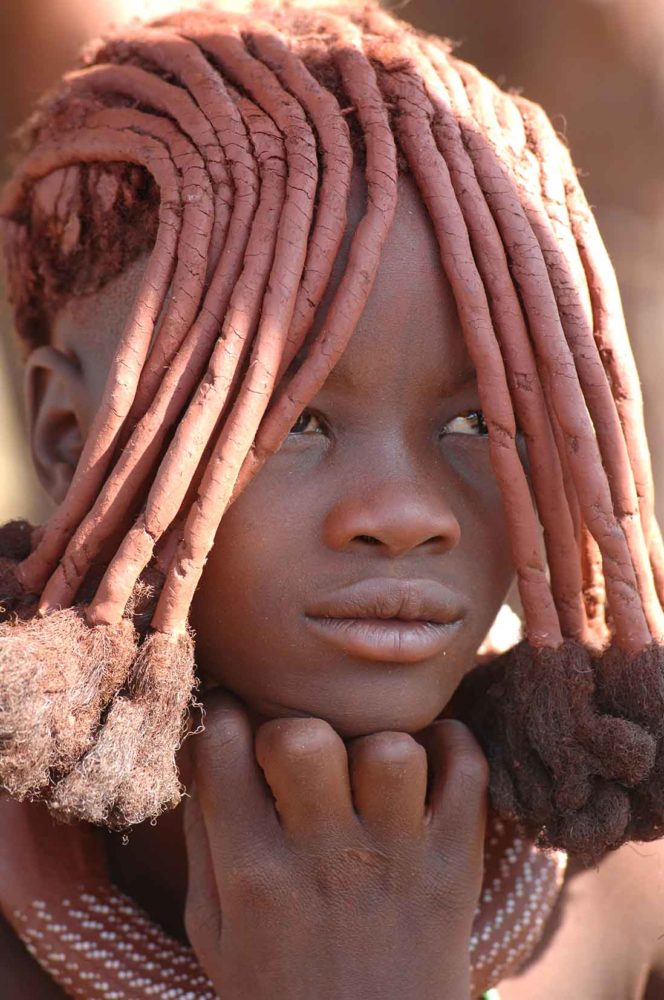 Leçon de beauté chez les Himbas